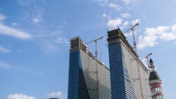 Bouw Van Een Moderne Wolkenkrabber Met Tower Cranes Een Achtergrond — Stockvideo