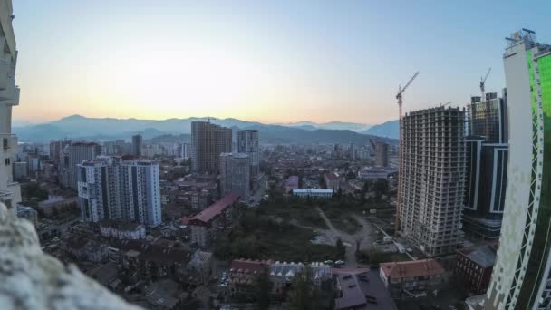 Zonsopgang Boven Een Torenkraan Bouwterrein Met Een Wolkenkrabber Aanbouw Stad — Stockvideo