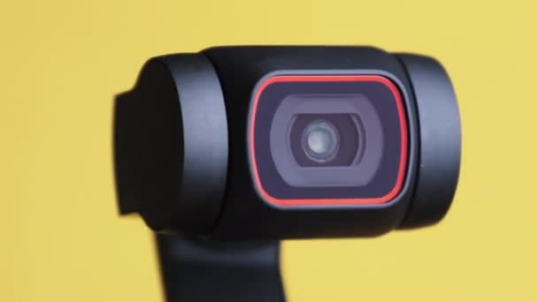 Mekanik Kameranın Lensleri Sarı Arkaplanda Döner Yakın Plan Robot Kamera — Stok video