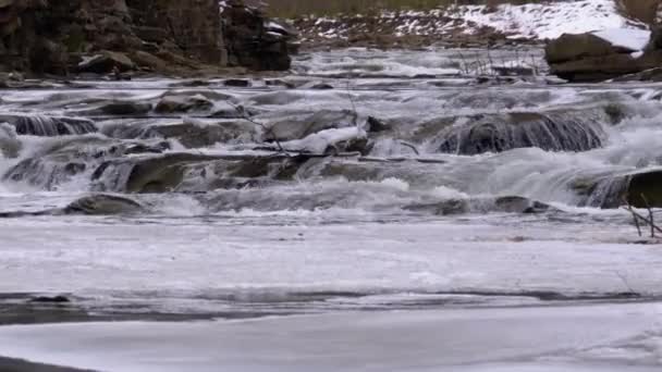 狂野的山河流淌着巨石阵和石激流 在溪流中快速喷水 慢动作冬天的山溪 富饶清澈的溪流 乌克兰Probiy河 — 图库视频影像