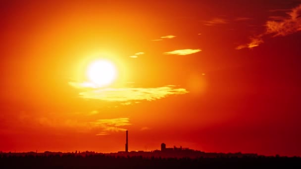 Solnedgång Klar Orange Himmel Över Horisonten Med Växt Fabrik Siluett — Stockvideo
