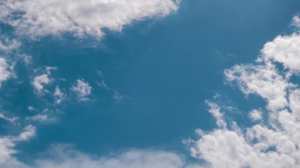 Тімелапсис Хмар Рухаються Блакитному Небі Пухнасті Пухнасті Білі Хмари Переплетені — стокове відео