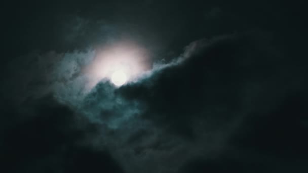 Полная Луна Ночном Небе Движется Сквозь Темные Облака Тимелапс Мистическая — стоковое видео