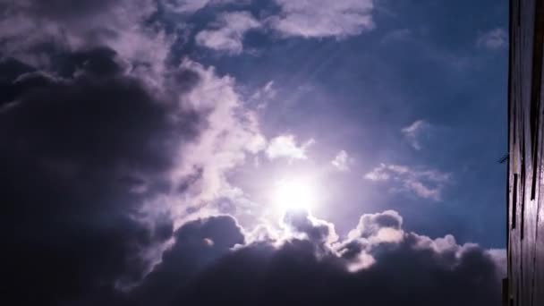 Πανσέληνος Στο Νυχτερινό Ουρανό Κινείται Μέσα Από Σκοτεινά Σύννεφα Timelapse — Αρχείο Βίντεο