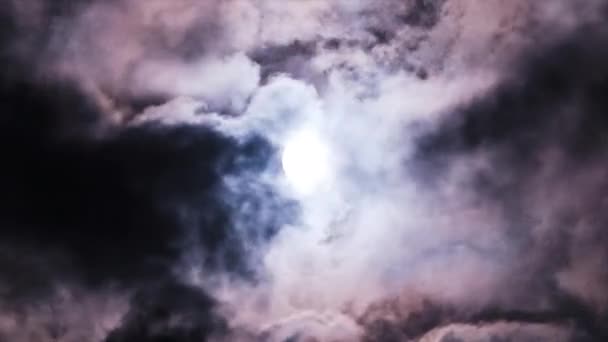 Pleine Lune Dans Ciel Nocturne Déplace Travers Les Nuages Sombres — Video
