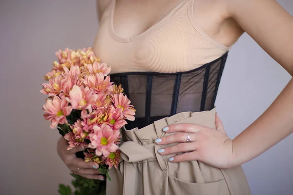 Menina Top Bege Espartilho Calças Segurando Flores Suas Mãos — Fotografia de Stock