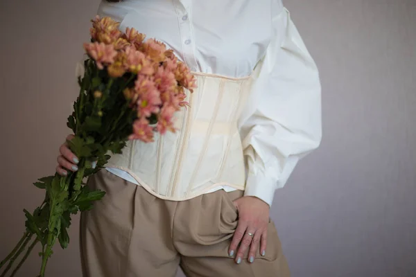 Menina Uma Camisa Branca Espartilho Bege Contém Flores Suas Mãos — Fotografia de Stock