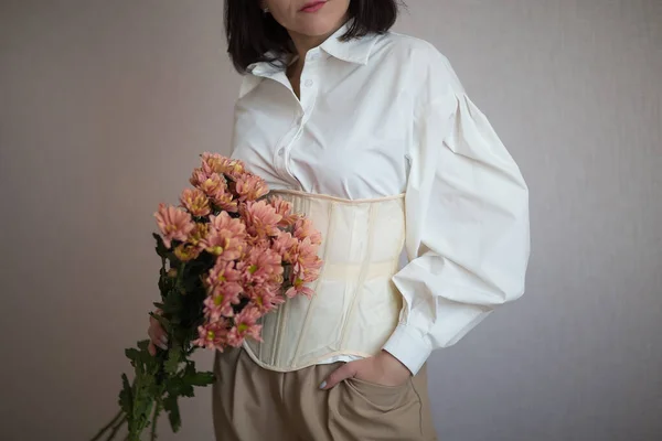 Menina Uma Camisa Branca Espartilho Bege Contém Flores Suas Mãos — Fotografia de Stock