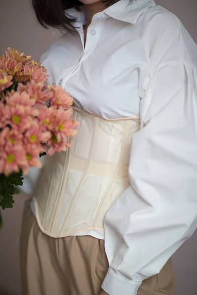 Menina Uma Camisa Branca Espartilho Bege Contém Flores Suas Mãos — Fotografia de Stock