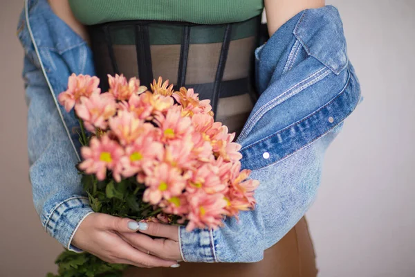 Menina Top Verde Espartilho Contém Flores Suas Mãos — Fotografia de Stock