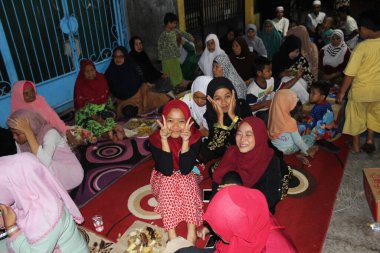 Jakarta, Endonezya - 11 19 2020: Hevesli bir Müslüman cemaatinin gece İsrail Miraj Peygamber kutlamalarına katıldığı mutlu bir an