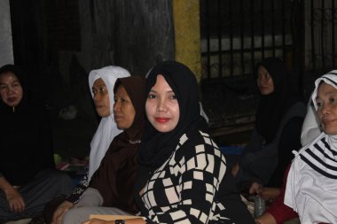 Jakarta, Endonezya - 119.2020: Hz. Muhammed 'in doğum gününü kutlarken kameraya gülümseyen bir kadın