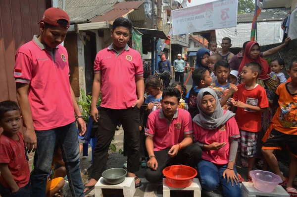 Jakarta, Endonezya - 12 04 2020: 17 Ağustos 'taki etkinlikte bir grup genç ve küçük çocuk kameraya poz verirken görülebilir
