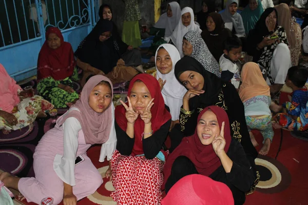 Jacarta Indonésia 2020 Grupo Mulheres Veladas Posam Juntas Durante Isra — Fotografia de Stock