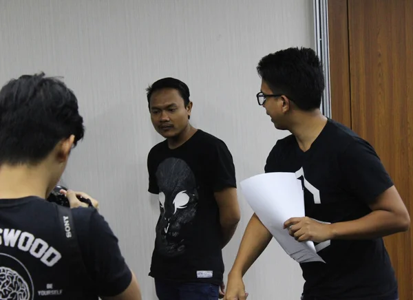 印度尼西亚雅加达 2020年11月19日 男人在密室里讨论某事 — 图库照片
