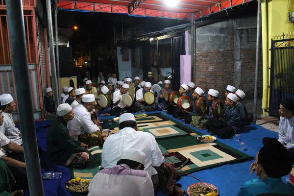 Cakarta, Endonezya - 119 2020: Hz. Muhammed 'in İsrail Miraj' ının gece kutlamalarına hevesli Müslüman cemaatler de katıldı