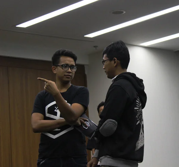 Jakarta, Endonezya - 11 19 2020: kapalı bir odada sohbet eden iki adam