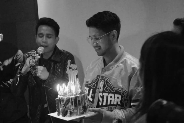 印度尼西亚雅加达 2020年11月19日 男人在生日那天吹蜡烛 他的近亲出席了会议 — 图库照片