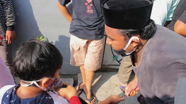 Jakarta Indonesia 2020 Seorang Anak Kecil Dan Seorang Dewasa Yang — Stok Foto