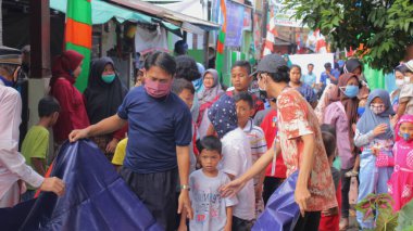 Jakarta, Endonezya - 119 2020: Kurban Bayramı 'nda Müslümanlar branda açmak için birlikte çalışıyorlar