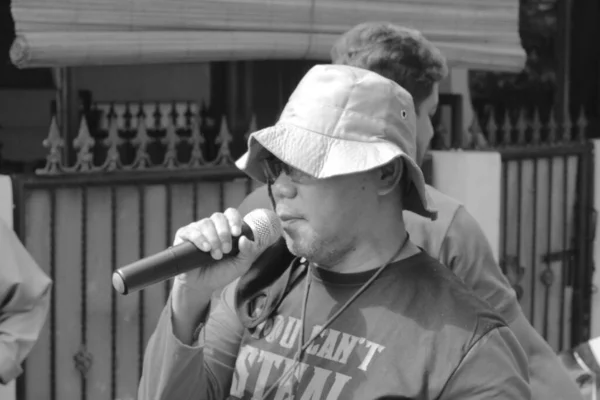 Jacarta Indonésia 2020 Homem Falando Microfone Para Organizar Comemoração Eid — Fotografia de Stock