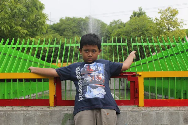 Kediri Indonesia 2020 一名男孩倚在东爪哇Kediri花园的围栏上 — 图库照片