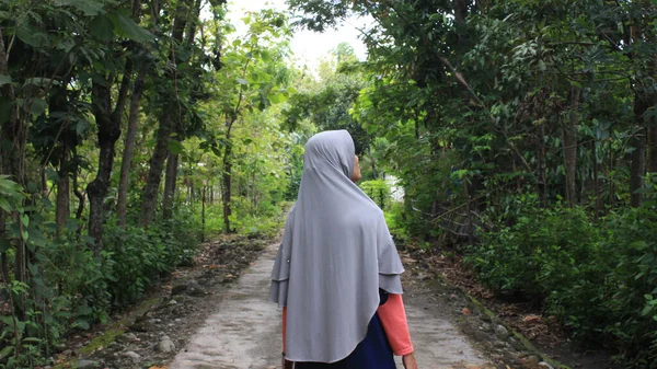 Sragen Indonésie 2020 Žena Hidžábu Vzhlédne Uprostřed Zelených Stromů — Stock fotografie