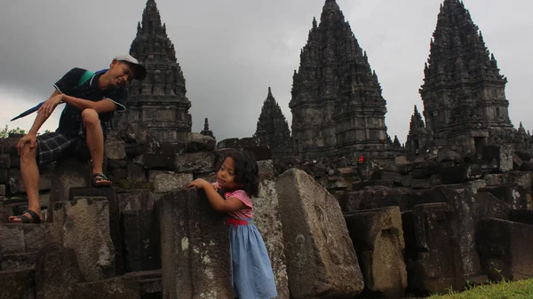Yogyakarta, Endonezya - 12: 14: 2020: Prambanan tapınağının arka planı, turistler için turistik bir yer ve fotoğraf çekimi olarak kullanılıyor.