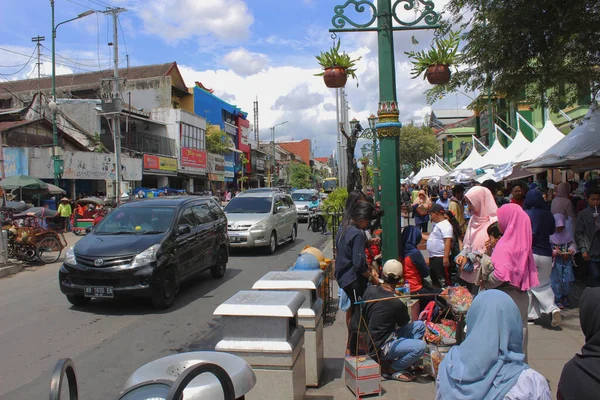 Yogyakarta, Endonezya - 12. 24 2020: Gündüz vakti Malioboro Caddesi 'nden geçen insanlarla dolu