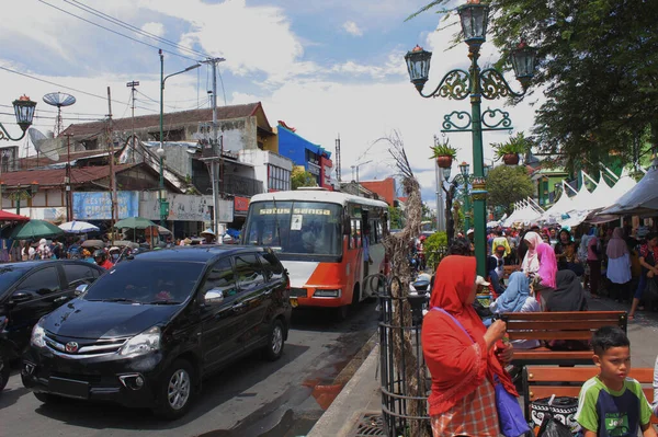 Yogyakarta, Endonezya - 12: 24 2020: pemandangan kota yogyakarta yang dipenuhi oleh mobil orang yang wisata di kota tersebut