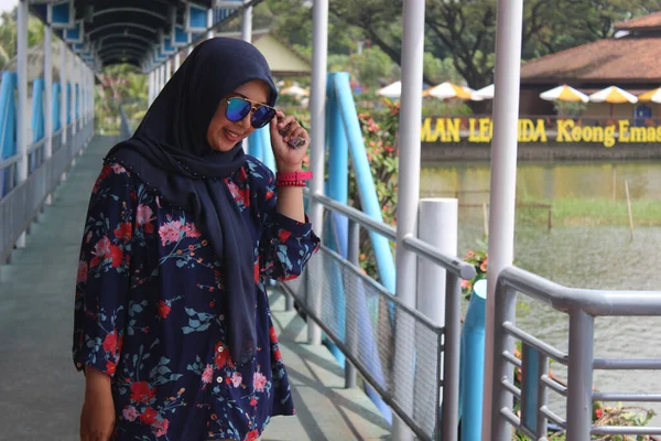 Jakarta Indonesien 2020 Eine Frau Mit Dunkler Brille Und Hidschab — Stockfoto