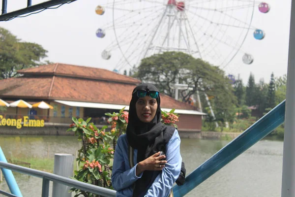 Jacarta Indonésia 2020 Uma Mulher Vestindo Hijab Apoiada Poste Ponte — Fotografia de Stock