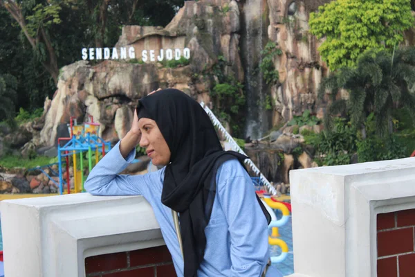 Jacarta Indonésia 2020 Uma Mulher Vestindo Hijab Que Está Posando — Fotografia de Stock