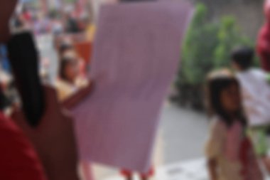 72. Endonezya Bağımsızlık Günü 'nü takiben birinin elinde tuttuğu bir kağıt parçasından çıkarılmış soyut bir arka plan.