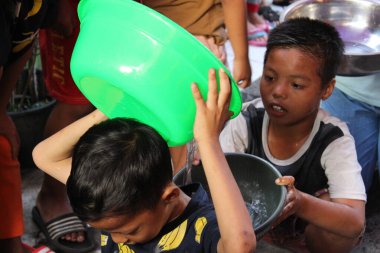 72. Endonezya Bağımsızlık Günü 'nü takiben birinin elinde tuttuğu bir kağıt parçasından çıkarılmış soyut bir arka plan.