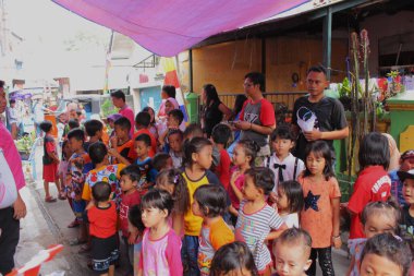 Jakarta, Endonezya - 08 17 2018: Endonezya 'nın 72. Bağımsızlık Günü' nü kutlamak için düzenlenen törene düzenli bir şekilde katılan çocuklar