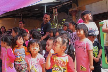 Jakarta, Endonezya - 08 17 2018: Çocuklar, Endonezya 'nın 72. Bağımsızlık Günü' nü kutlamak için yarışmanın açılış törenine katılmak üzere bir araya geldiler.