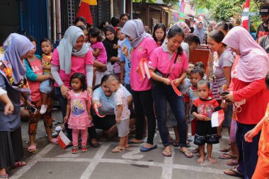 Jakarta, Endonezya - 08 17 2018: Endonezya bayrağını taşıyan bir koşu müsabakası. Ardından çocuklar Endonezya 'nın 72. Bağımsızlık Günü kutlamaları sırasında başlangıç çizgisinde hazırlanıyorlar.
