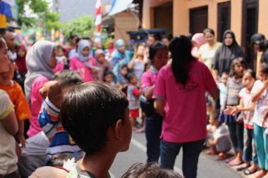 Jakarta, Endonezya - 01 02 2021: Cakarta bölgesindeki 72. Endonezya Bağımsızlık Günü yarışmasına tanıklık edecek çok sayıda hevesli izleyici
