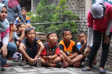 Jakarta, Endonezya - 08 17 2018: çocuklar birlikte oturup Endonezya 'nın bağımsızlık gününün 72. kutlamasını izliyorlar