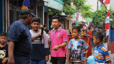 Jakarta, Endonezya - 01 02 2021: 72. Endonezya Bağımsızlık Günü Yarışması sırasında bir şeyden bahseden adam