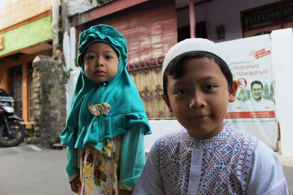 2021年3月1日印度尼西亚雅加达 在开斋节1441 Hijri期间 身穿头巾的女孩和男孩在雅加达街头凝视着摄像机 — 图库照片