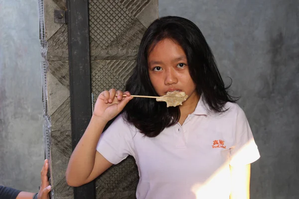 Jakarta Indonesien 2021 Frau Blickt Die Kamera Während Sie Streetfood — Stockfoto