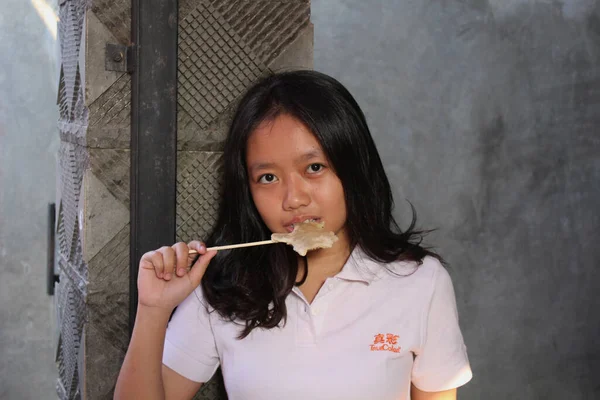 Jakarta Indonesia 2018 Woman White Stares Camera While Eating Snack — Fotografia de Stock