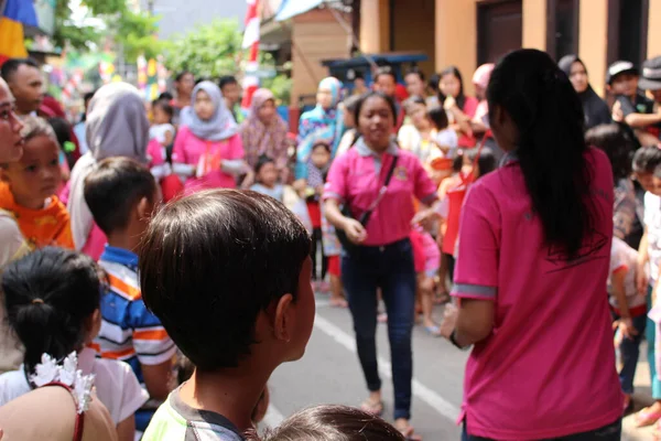 Dżakarta Indonezja 2018 Tłum Ludzi Oglądających Konkurs Okazji Dnia Niepodległości — Zdjęcie stockowe