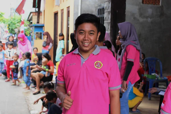 Τζακάρτα Ινδονησία 2018 Άνθρωπος Χαμογελά Και Ποζάρουν Τους Αντίχειρες Προς — Φωτογραφία Αρχείου