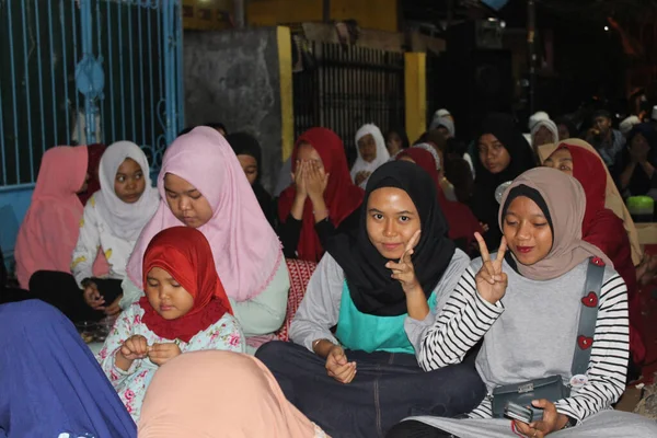 Jakarta Indonesien 2021 Kvinnliga Församlingar Som Deltar Kvällsrecitationen Profeten Muhammeds — Stockfoto