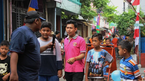 Jakarta, Endonezya - 01 02 2021: 72. Endonezya Bağımsızlık Günü Yarışması sırasında bir şeyden bahseden adam