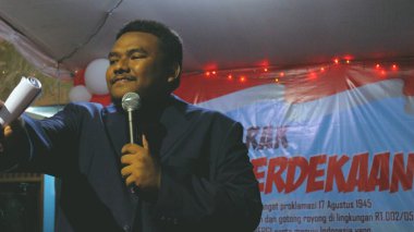 Jakarta, Endonezya - 08 18 2018: 72. Endonezya Bağımsızlık Günü 'nü kutlayan bir adamın ifadesi.