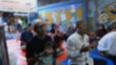 Jakarta, Endonezya - 08 18 2018: Ramazan 'da öksüzler günü kutlamalarında dua eden insanlardan soyut bir özgeçmiş